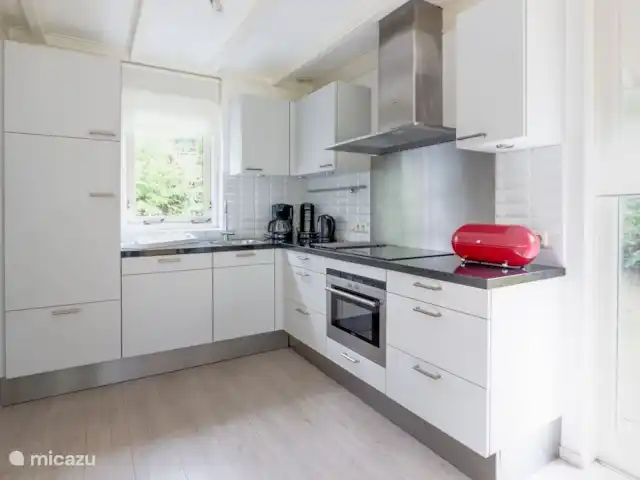 Keuken ruim voorzien van pannen en servies